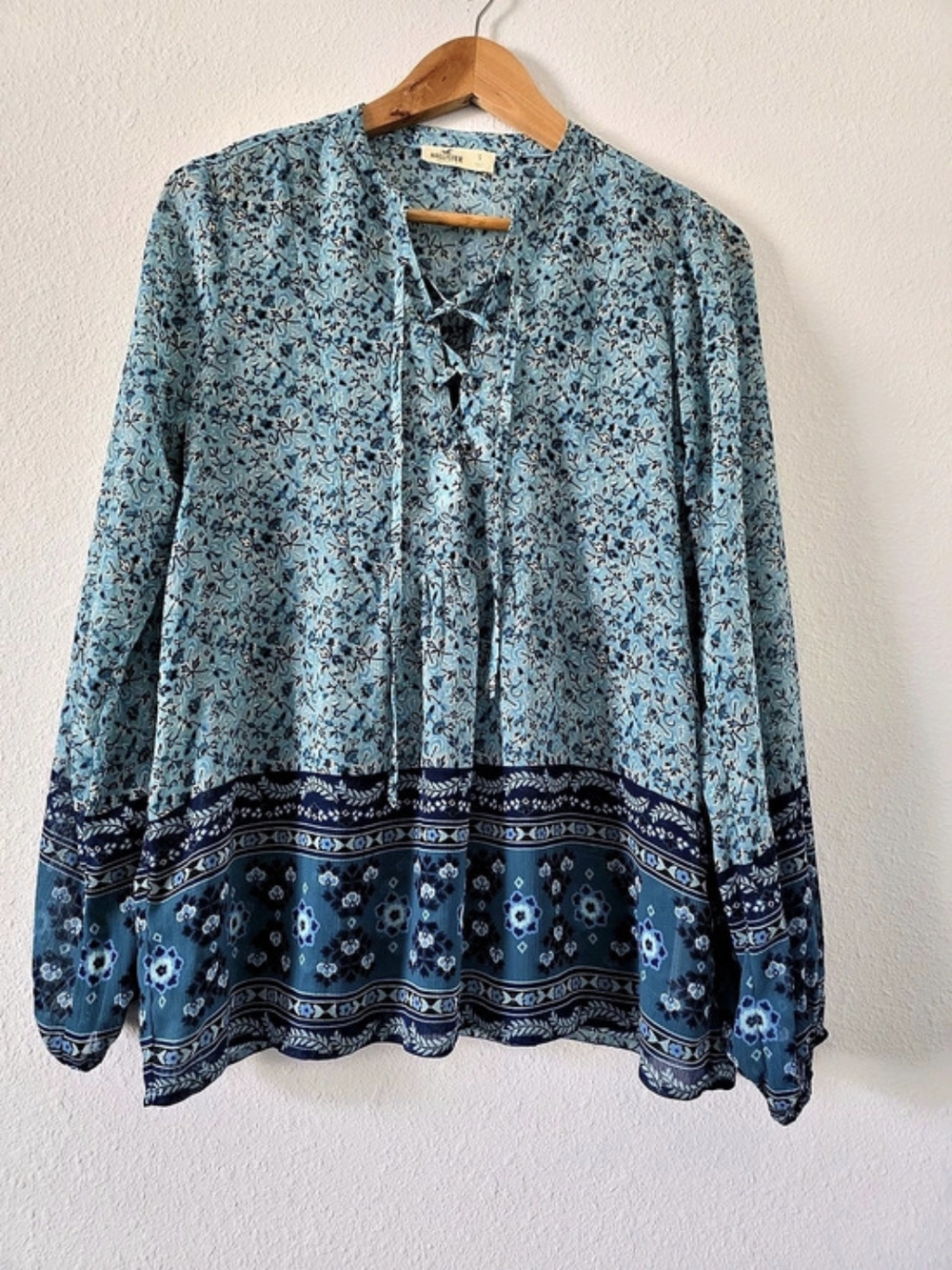 Hollister Floral Blouse in Blue Size Small Like New